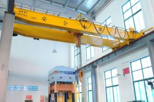 Grúdach Dúbailte Craein Crann Leathcheaptha saincheaptha Crane le Electric Wire Rope Post